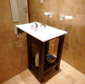 布兰卡港Apartamentos Güemes - Monoambientes的一间带水槽和淋浴的浴室