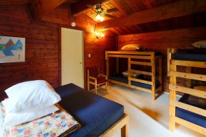 贾斯珀HI Athabasca Falls - Hostel的小屋内带一张床和一张书桌的房间