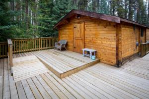 贾斯珀HI Athabasca Falls - Hostel的小木屋 - 带甲板上的长凳