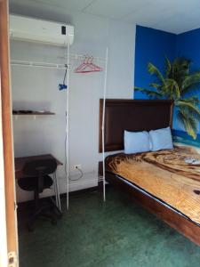Miramar卡比纳斯朵迷培奈酒店的一间卧室配有一张床、一张桌子和一张床