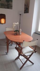 波托菲诺Civico 3的一张木桌,位于一个白色椅子的房间