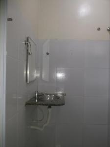 索布拉尔Brisa da Serra Pousada EM SOBRAL-CE的白色的浴室设有水槽和镜子