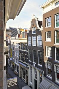 阿姆斯特丹卢瑟尔酒店的享有城市街道和建筑的景色