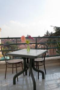 罗马安蒂科亚葵多托酒店的阳台的桌椅和花瓶