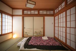 东京希娜一平酒店的一间设有床铺的卧室,位于带窗户的房间内