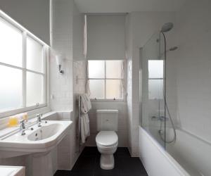 B+B爱丁堡旅馆的一间浴室