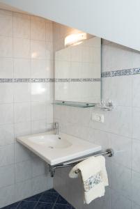 圣吉尔根豪斯肯德里吉尔酒店的白色的浴室设有水槽和镜子