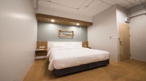 曼谷Shade House - Bitec Bangna的卧室配有一张白色大床