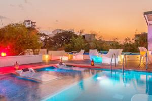 圣玛尔塔Placita Vieja Hotel Boutique Spa的美景酒店的游泳池