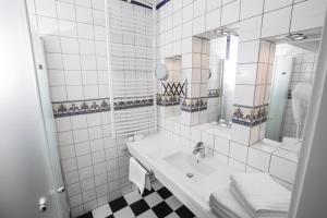 瓦伦多夫舒尔茨奥斯特霍夫酒店的白色的浴室设有水槽和镜子