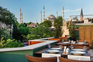 伊斯坦布尔犹太树特殊类别酒店的庭院配有桌椅,享有清真寺的景致
