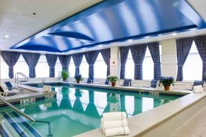 塞伦塞勒姆海滨酒店及套房的大楼内带椅子的大型游泳池