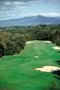 卢雷卢雷洞穴汽车旅馆的享有高尔夫球场的空中景色,以山脉为背景