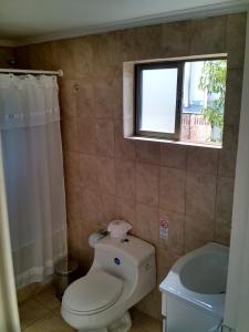 圣克鲁兹德尔巴列旅馆的一间带卫生间、窗户和浴缸的浴室