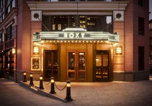 纽约Roxy Hotel New York的前面有一排灯的建筑物