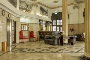 桑托斯亚特兰蒂克酒店的大堂配有沙发、椅子和桌子