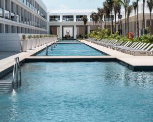 普拉亚卡门Platinum Yucatan Princess Adults Only - All Inclusive的大楼前的游泳池