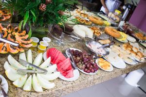 波多韦柳纳迪沃酒店的一张桌子,上面放着一大堆不同种类的水果