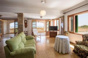 卡拉米洛Na Penyal的客厅配有沙发、椅子和电视