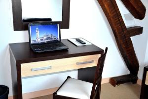 里摩日本笃会酒店的一张坐在木桌边的笔记本电脑