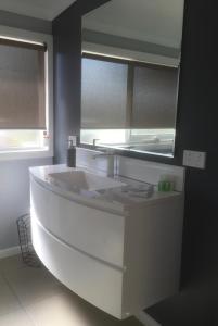 史密斯顿普拉特普斯沃特斯住宿加早餐旅馆的浴室设有大型白色水槽和镜子