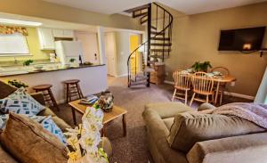 霍利Tanglwood Resort, a VRI resort的带沙发和桌子的客厅以及厨房。