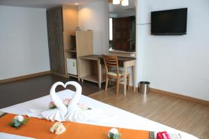 合艾阿罗哈合艾酒店的两个白天鹅坐在一个房间里的床边