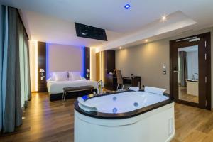 内尔哈MB Boutique Hotel - Adults Recommended的带浴缸和床的酒店客房