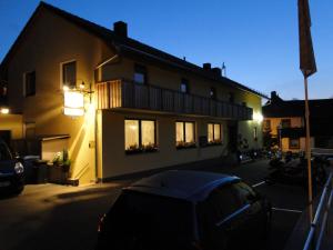 比绍夫斯格林瓦尔德鲁斯特饭店/酒店的夜间停在房子前面的汽车