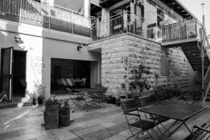 拿撒勒Villa Nazareth B&B的一个带桌椅的庭院和一个阳台