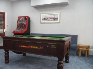 布莱克浦舍伍德酒店的一间设有台球桌和一张照片的房间