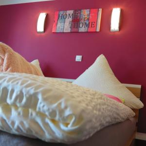 施派尔Spira House的卧室配有白色的床和紫色墙壁
