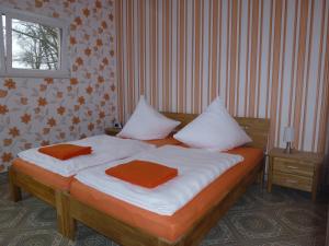 波茨坦费瑞娜阿瑟安德尔乌博利特兹度假屋的一间卧室配有一张床,上面有两条毛巾