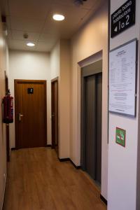 巴塞罗那圣保旅馆的走廊上设有两扇门,墙上有标志