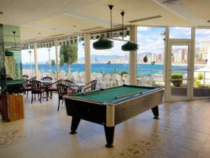 贝尼多姆KAKTUS Hotel Benikaktus的海景客房内的台球桌