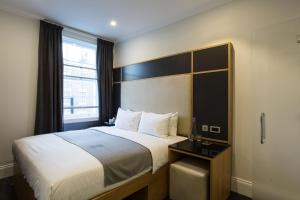 伦敦格洛斯特广场Z酒店的酒店客房设有床和窗户。