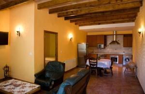 拉伊鲁埃拉Casa Rural Arroyo Rechita的带沙发和桌子的客厅以及厨房。