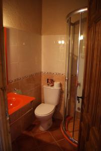 AlcorisaHotel Casa de la Fuente的一间带卫生间和红色盥洗盆的浴室