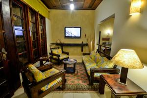 乌巴图巴艾斯特拉格慕卡萨格兰德波萨达酒店的客厅配有沙发和桌子