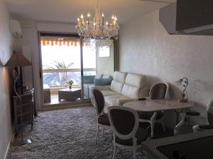 戛纳狄奥尼索斯海景公寓的客厅配有沙发和桌子
