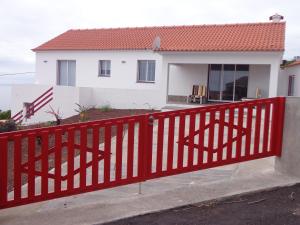 Calheta de NesquimCasa da Vigia的房屋前的红墙