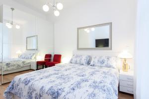 柏林托斯特拉塞舒适公寓的一间卧室配有一张床和镜子