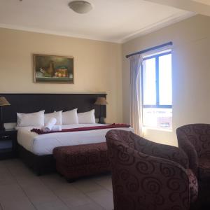 德班田庄花园酒店 的酒店客房设有床和窗户。