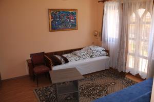 比克克塞克Diófa Vendégház的客房设有床、桌子和窗户。