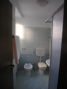 巴韦诺艾蜜莉餐厅旅馆的一间带卫生间和水槽的浴室