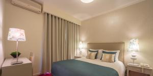 法蒂玛拉古阿多斯帕斯陀林豪斯酒店的酒店客房,配有床和灯