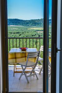 维耶斯泰Alba Del Gargano Home的美景阳台的桌椅