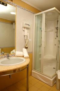 那不勒斯菲尤特拉会议中心酒店的一间带水槽和淋浴的浴室
