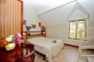 贝隆河畔日克VTF Ker Belen的客房设有床、桌子和窗户。