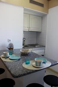 波尔蒂芒Praia da Rocha Tarik的厨房配有2盘盘和2杯茶几